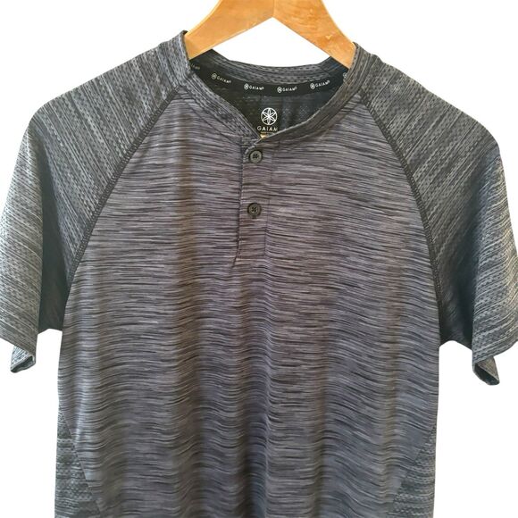 Gaiam Mens Workout Shirt Small Black Stretch Gym Performance Running Yoga Modern - Picture 1 of 13